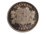 l'image d'une pièce de monnaie sur laquelle figure une croix, sur fond blanc