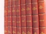 plusieurs vieux livres sont empilés sur une étagère