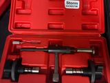 une mallette rouge contenant des outils, posée sur une table