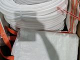 une boîte contenant tout un tas de tuyaux blancs