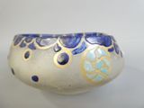 un bol blanc orné de motifs bleus et dorés