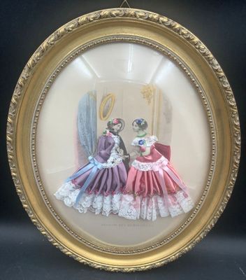 une photo représentant deux femmes en robe, dans un cadre doré