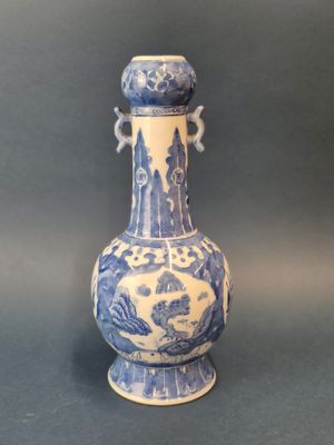 un vase bleu et blanc posé sur une table