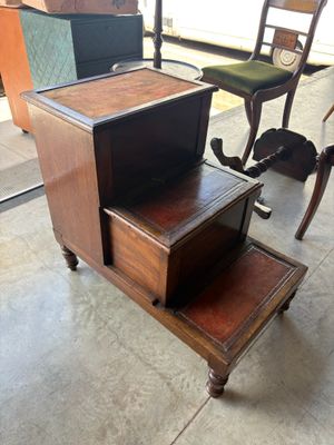 une petite table surmontée d'un tiroir