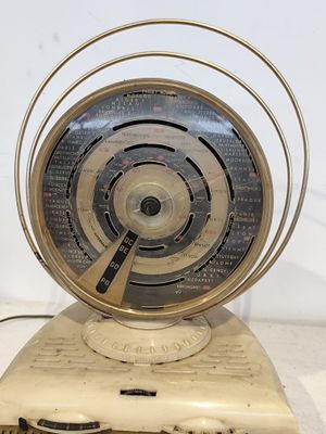 une radio à l'ancienne posée sur une table