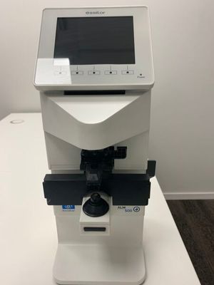 un gros plan d'un microscope surmonté d'un écran