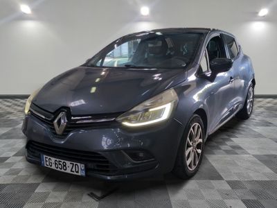 la voiture grise est garée sur un sol en damier dans le garage