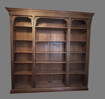 une photo d'une bibliothèque en bois comportant de nombreuses étagères