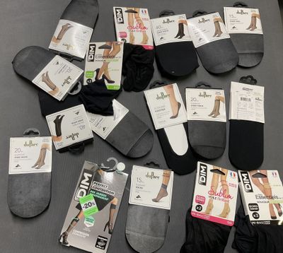 plusieurs paires de chaussettes posées sur une table