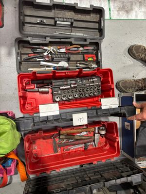 un homme qui bricole dans un garage