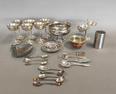 Réunion d'accessoires de la table en métal argenté comprenan…