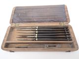 un coffret en bois contenant cinq types de stylos différents