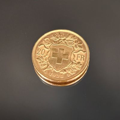 une pièce d'or posée sur une surface noire