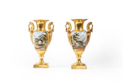 paire de vases anciens dorés ornés de scènes peintes à la main