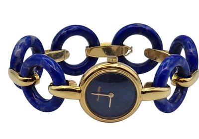 une photo d'une montre-bracelet au cadran bleu, montée sur un bracelet en or