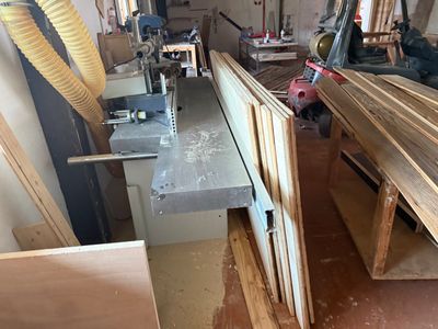une photo d'une pièce où l'on voit beaucoup de bois