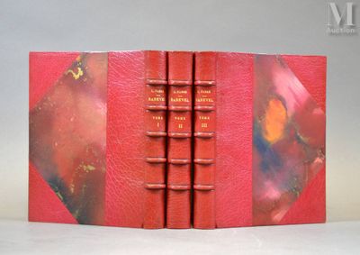 un livre rouge sur lequel figure l'image d'une femme