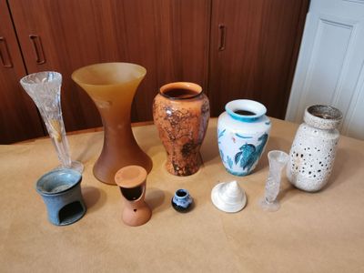 de nombreux types de vases sur la table