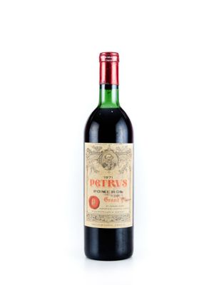 une bouteille de vin rouge posée sur une table blanche