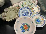 de nombreuses assiettes et bols posés sur une table en verre