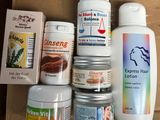 une boîte contenant de nombreux types de produits de soin capillaire