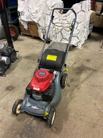 Tondeuse à gazon IZY avec moteur Honda. Non testée