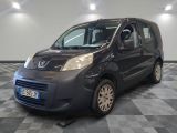 la photo d'une petite camionnette noire garée dans un garage