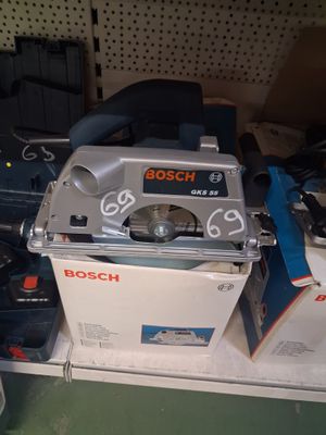 une machine posée sur une table