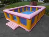une piscine gonflable avec un toboggan sur le côté
