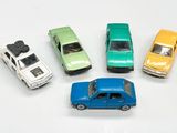 plusieurs petites voitures sont alignées en cercle sur une surface blanche