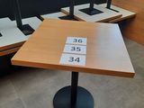 trois tables sur lesquelles figurent des numéros, dans un coin d'un restaurant