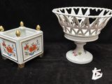 un bol blanc et une petite boîte blanche sur fond noir