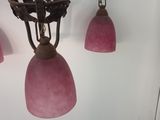 une lampe suspendue au plafond de la pièce
