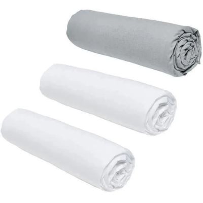 trois rouleaux de serviettes blanches posés les uns à côté des autres sur une surface blanche