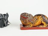 deux figurines d'éléphants et un éléphant posé sur une table