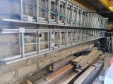 de nombreux morceaux de bois empilés contre le mur