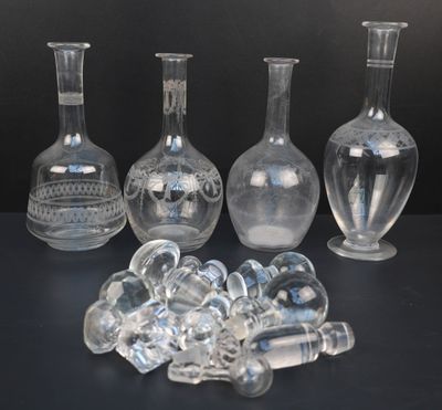 cinq vases en verre posés les uns à côté des autres sur une table