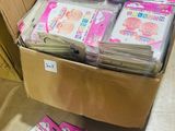 une boîte en carton remplie de couches pour bébés posée par terre
