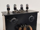 un gros plan d'un appareil électronique noir posé sur un socle en bois