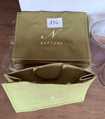 un sac de provisions posé sur une table à côté d'une tasse de café