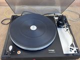 gros plan d'une table tournante sur laquelle se trouve un tourne-disque