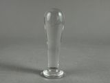 une photo d'un vase en verre transparent posé sur une table
