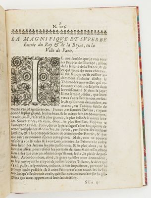 un livre ouvert sur lequel figure l'image d'une lettre