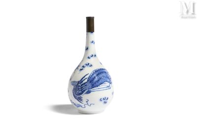 un vase bleu et blanc orné d'un dragon