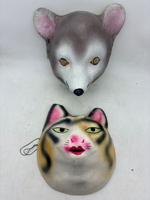 Réunion de 2 masques polychromes en carton bouilli à décor z…