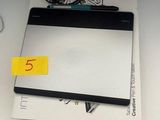 un ordinateur portable posé sur une boîte, sur un bureau