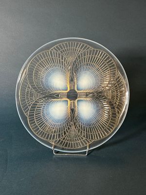 un gros plan d'une plaque de verre sur laquelle est gravée une croix
