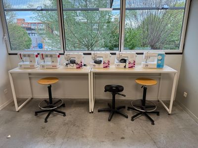 Lot comprenant : - 2 Tables hautes blanches