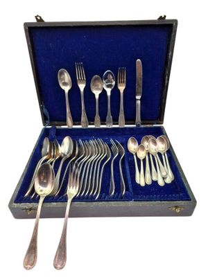 un coffret contenant de l'argenterie, sur fond blanc