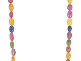 un gros plan d'un collier composé de perles multicolores sur fond blanc